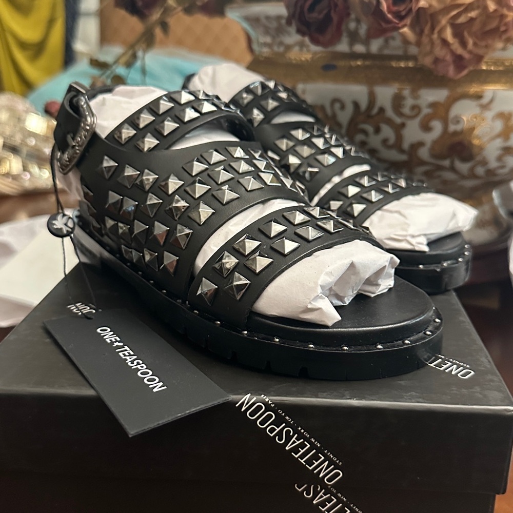 💜 BNIB One Teaspoon Black Vivianne Gunmetal Sandals with Studs $199